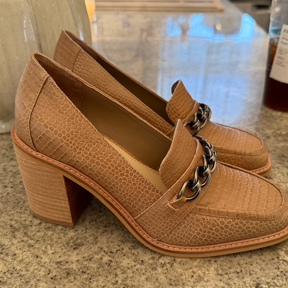 NIB Vince Camuto Cedeen Tan Textured Loafers with Chain Accent